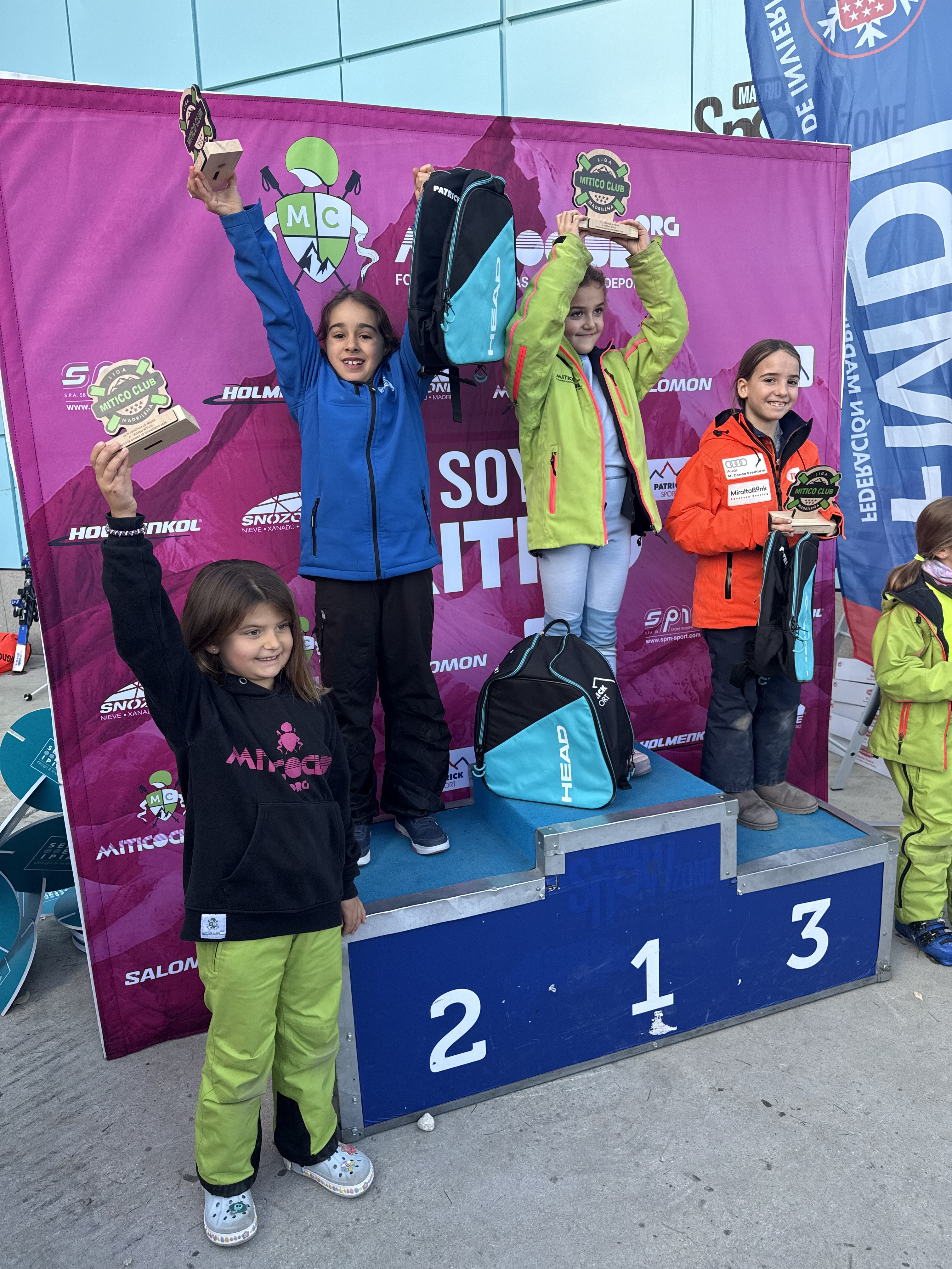 Deportista de ASP en podio tras una competición