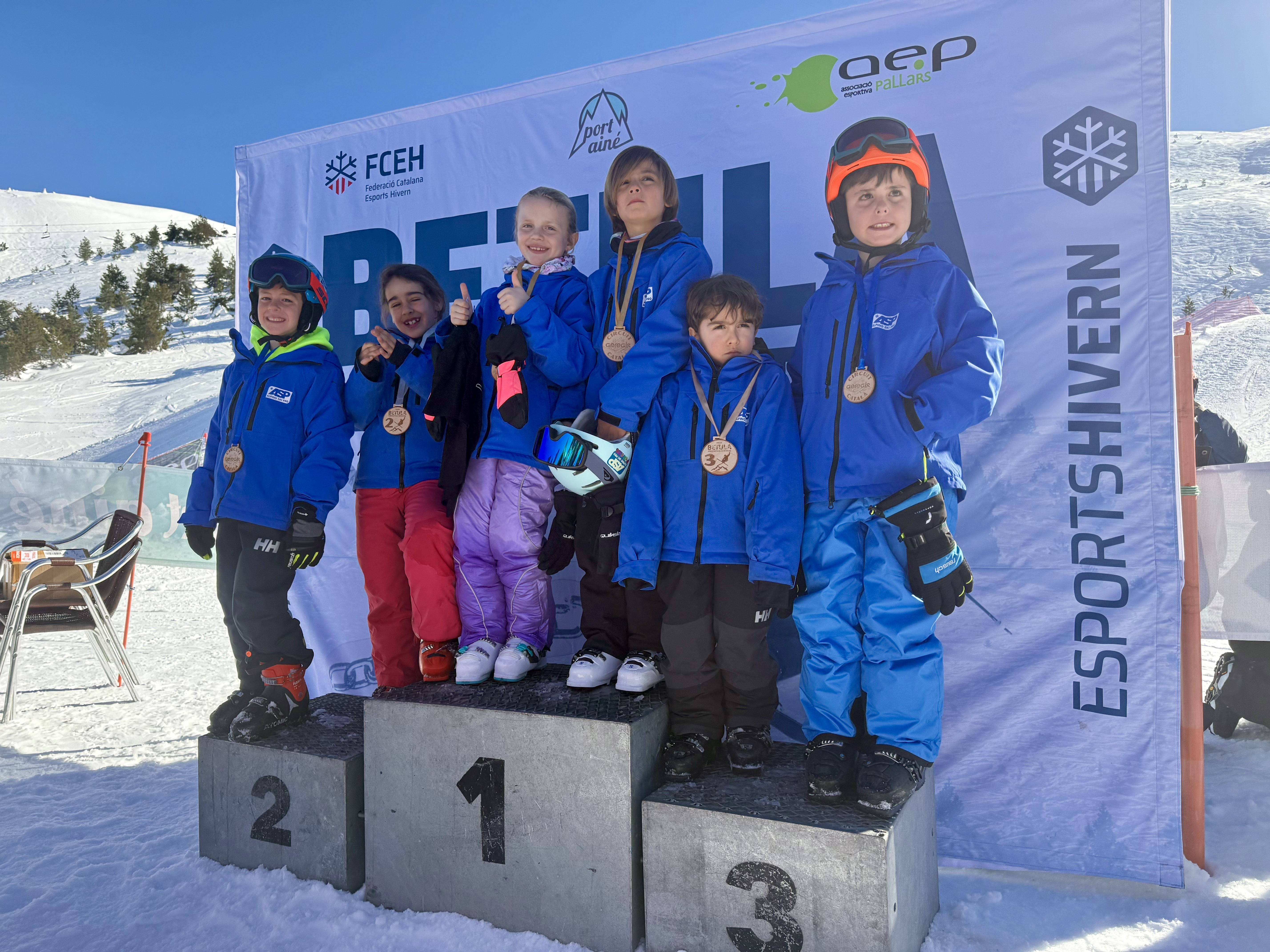 Niños del club ASP en un podio después de una competición