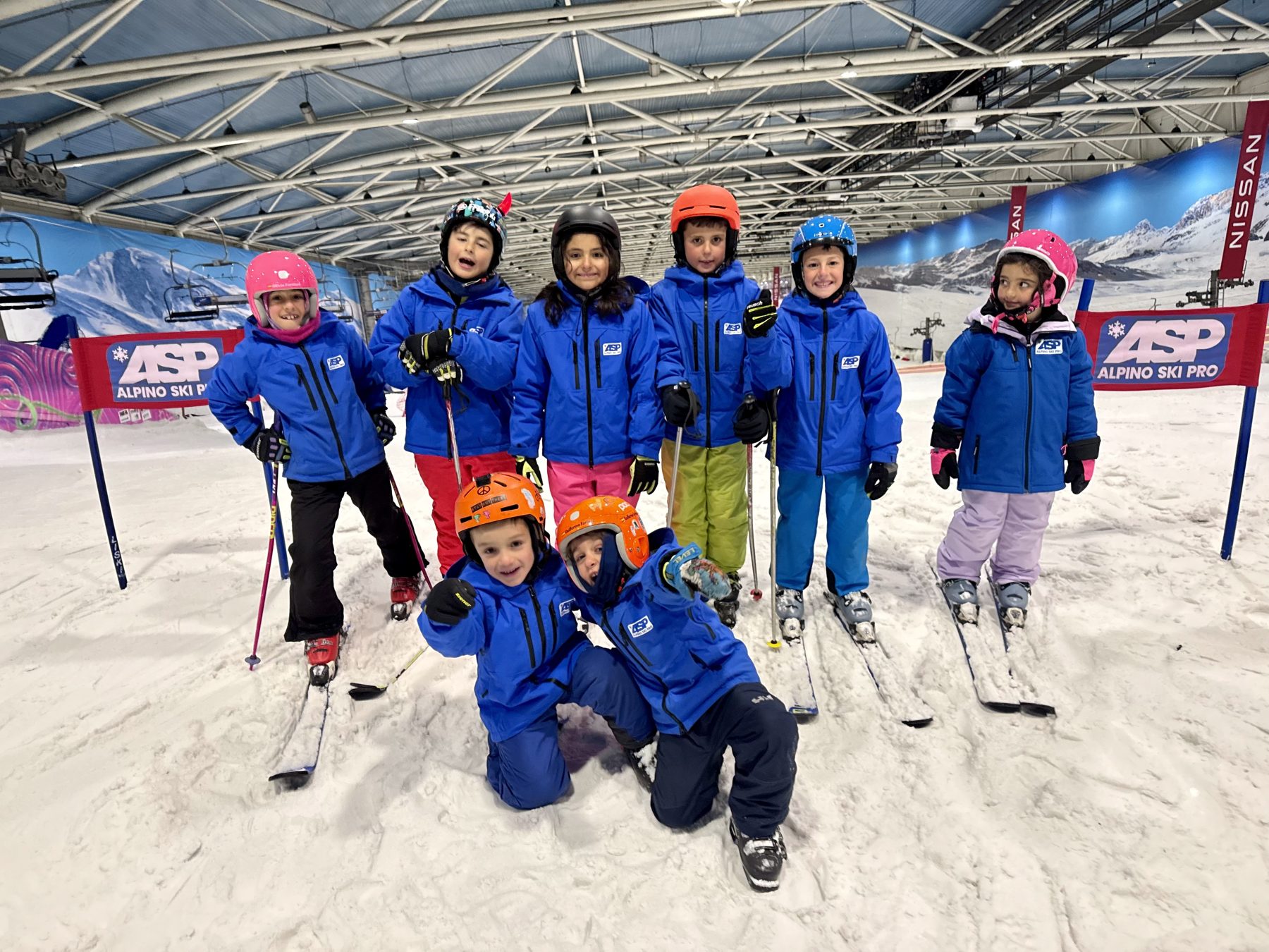 Grupo de niños de Alpino Ski Pro entrenando en la nieve de Madrid Snozone
