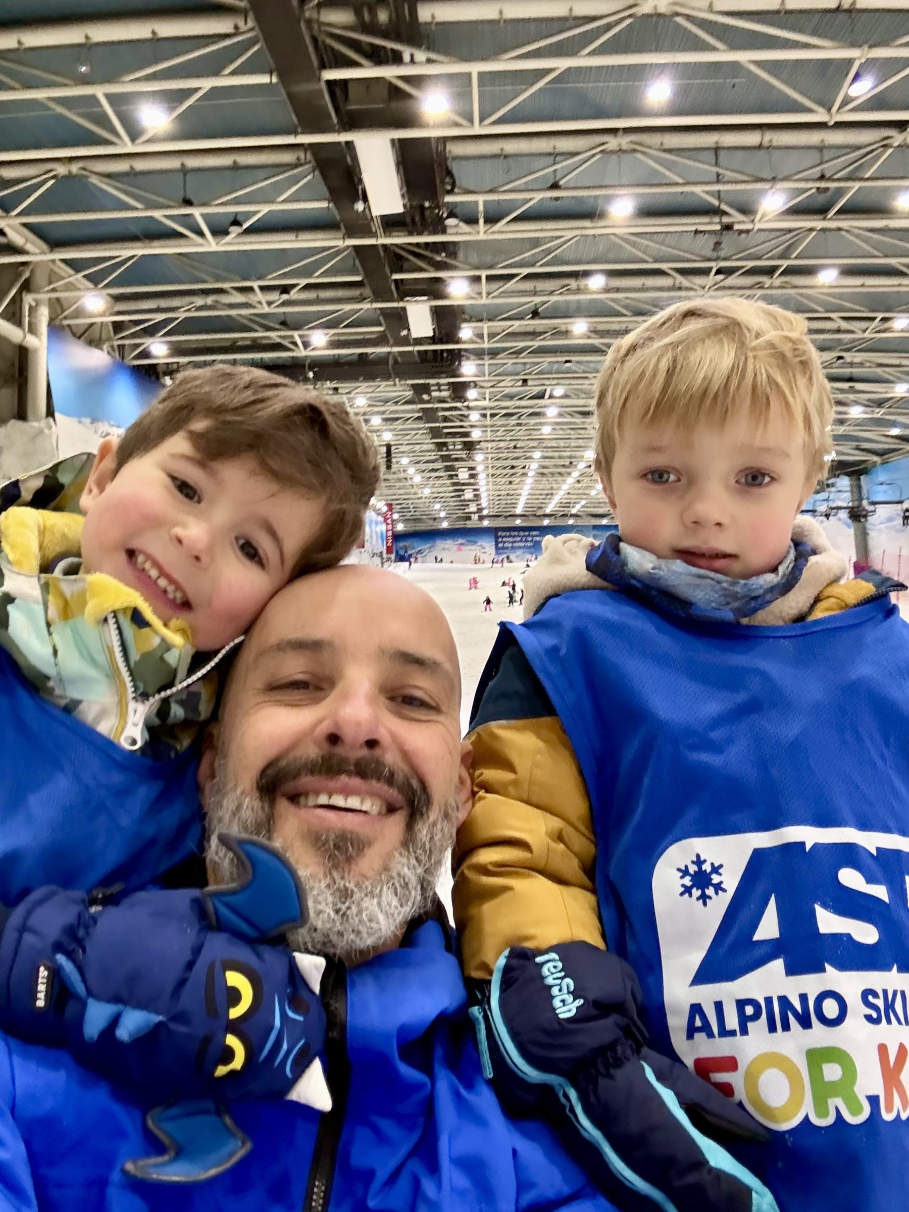 Grupo de niños pequeños de ASP en una sesión de esquí adaptada