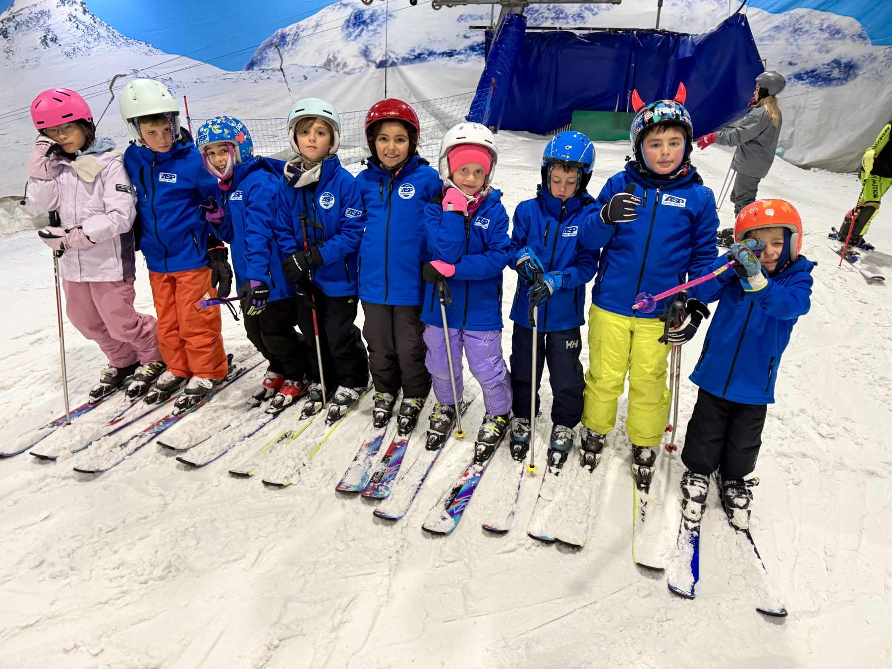 Niños y familias disfrutando de una jornada de club en la nieve